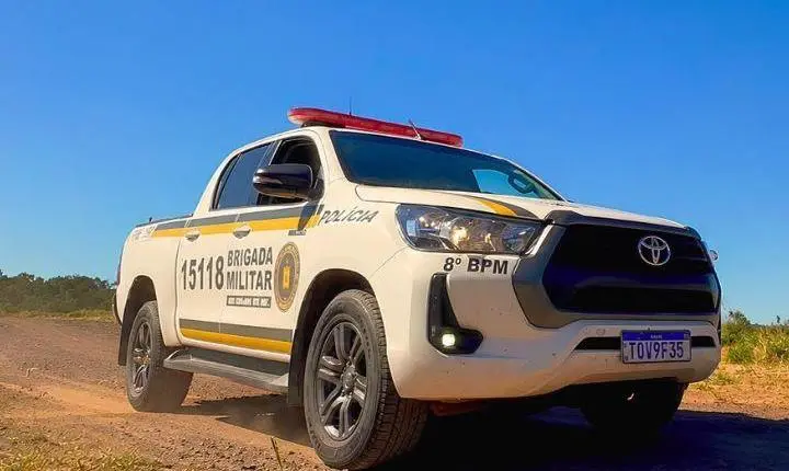 Três homens foram presos por furto abigeato e porte ilegal de arma de fogo na segunda-feira (10/8) na localidade do Pontal da Mina em Mostardas.