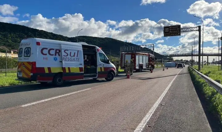 Van capota na BR-101 em Osório na manhã desta quarta-feira 