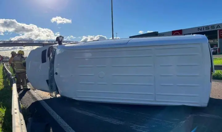 Van capota na BR-101 em Osório na manhã desta quarta-feira 