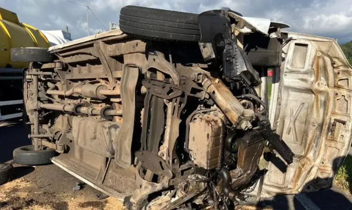 Van capota na BR-101 em Osório na manhã desta quarta-feira 
