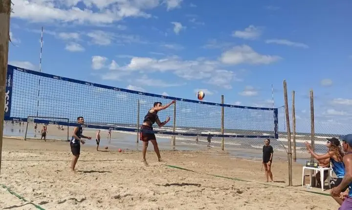 Vôlei e solidariedade marcaram domingo em Imbé